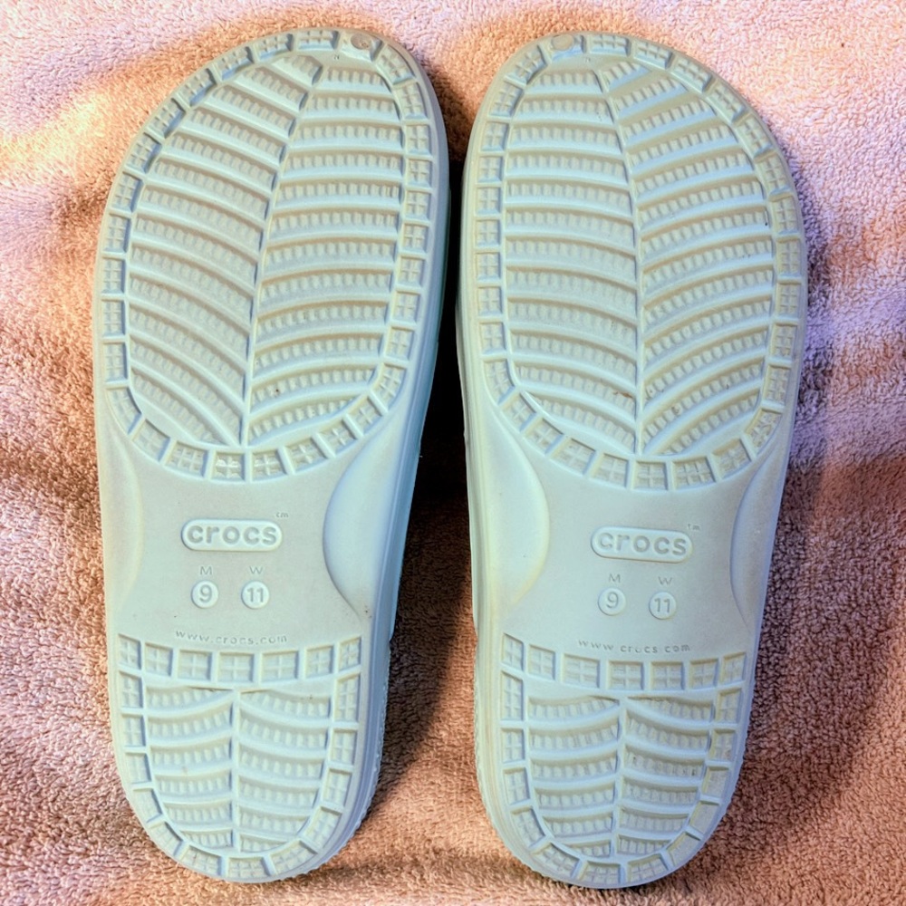 Crocs Disney Little Mermaid slide Sandals Aqua
Women’s Size 9 - Picture 3 of 5
